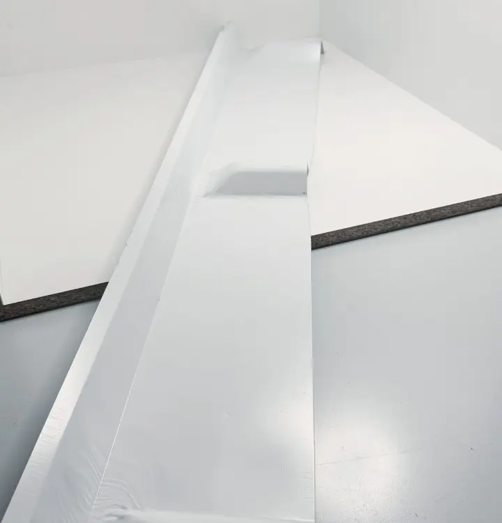 Panel çatı ile duvar birleşimine uygulanmış beyaz panel duvardibi sacı